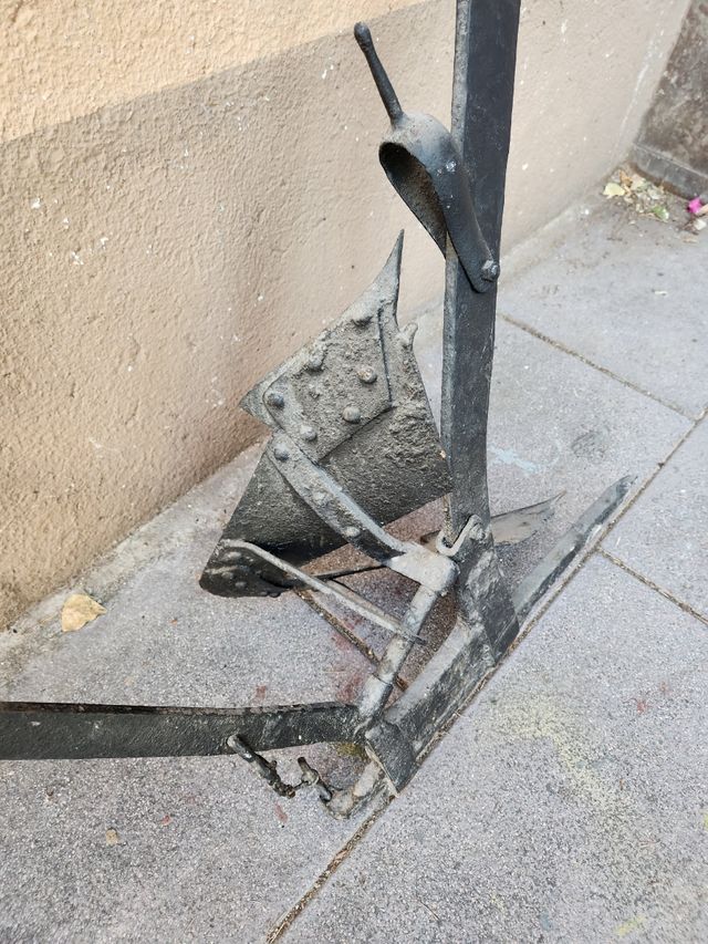 ANTIGUO ARADO VERTEDERA DECORACIÓN