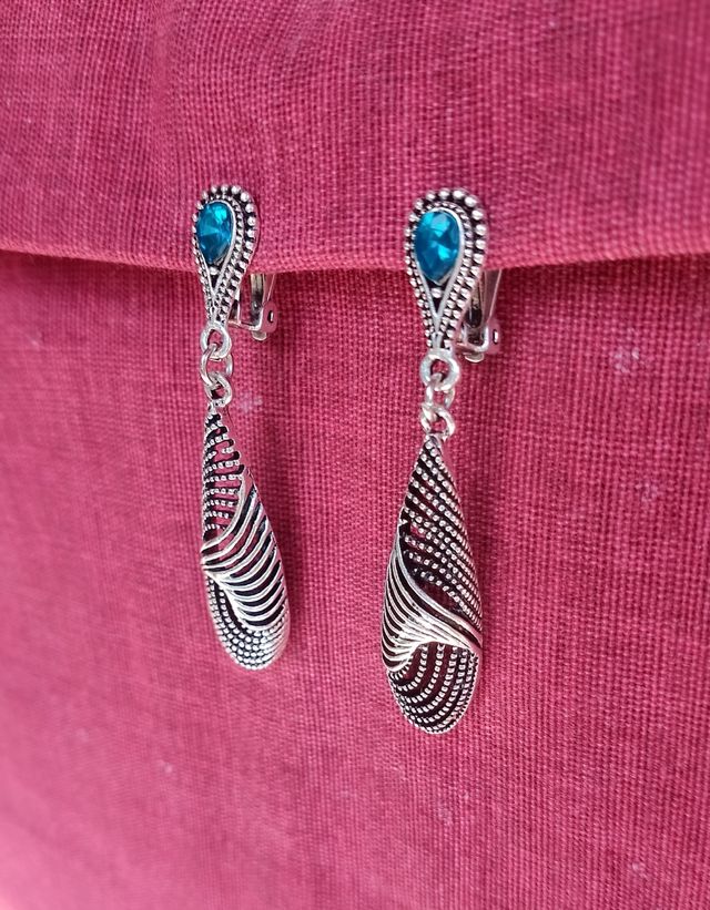 Orecchini pendenti a clip con strass turchese