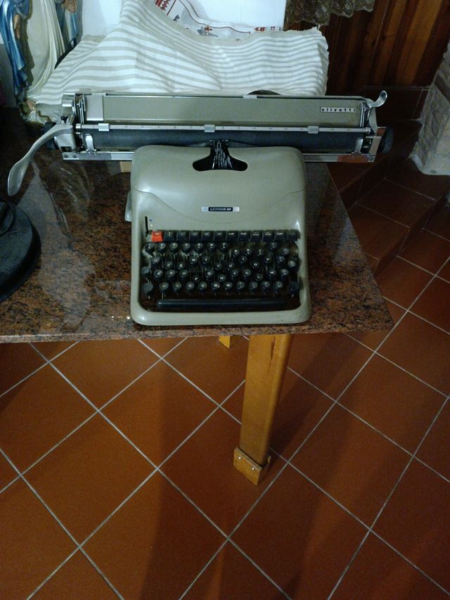Macchina da scrivere Olivetti
