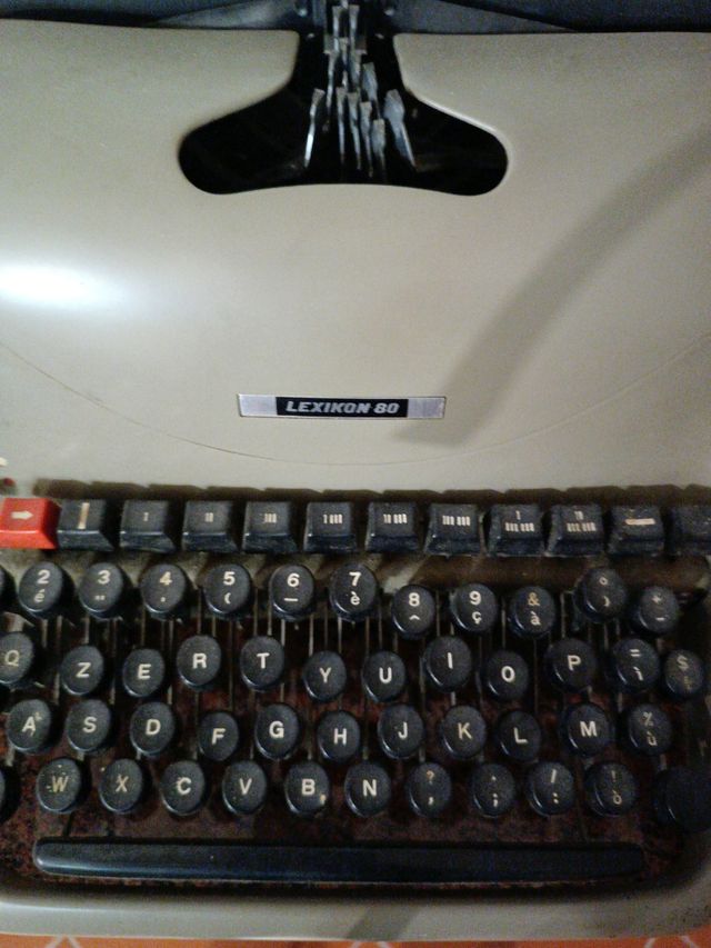 Macchina da scrivere Olivetti