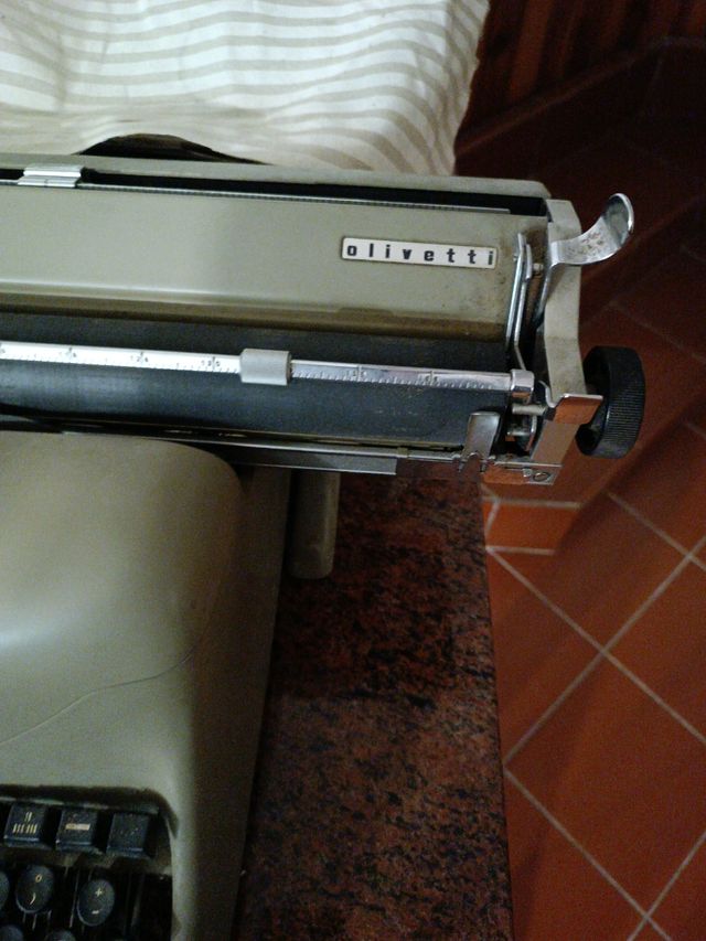 Macchina da scrivere Olivetti