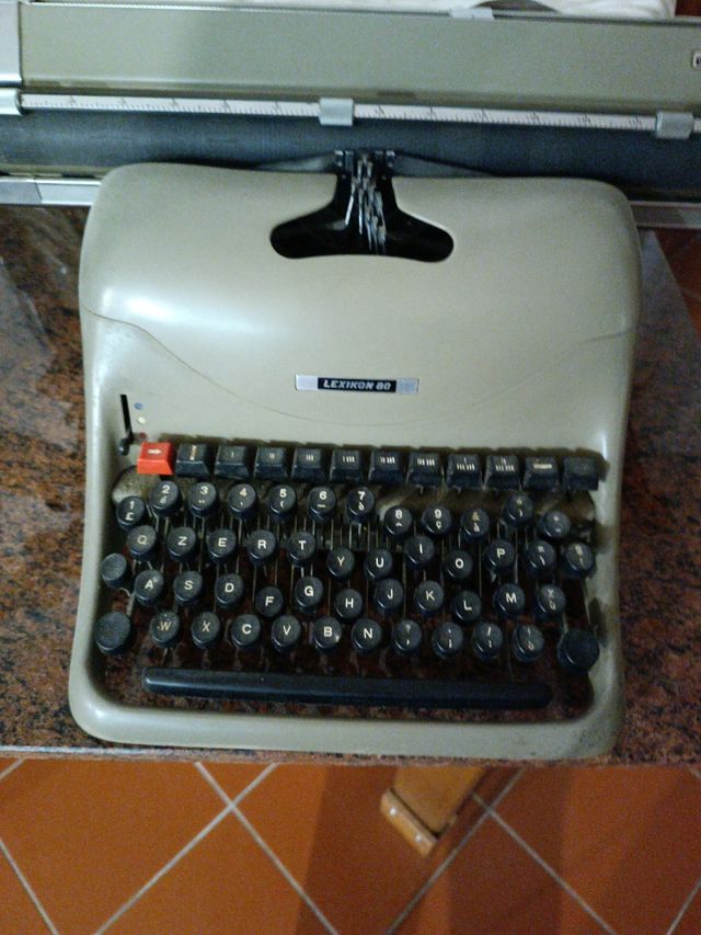Macchina da scrivere Olivetti