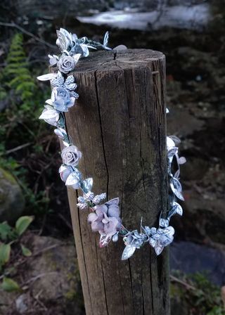 Tocado, corona de flores plateada gris