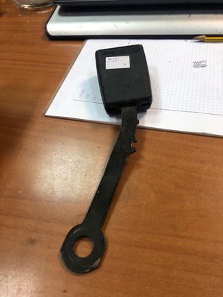 Enganche cinturon dela/derecho w124