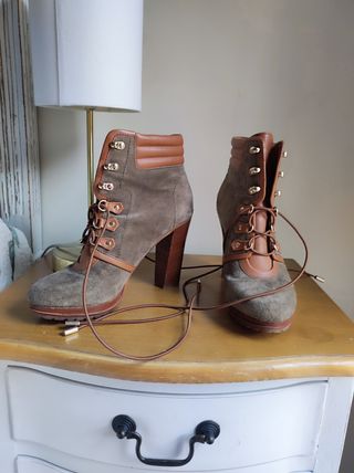 Botines piel verde/marrón Uterqüe 
