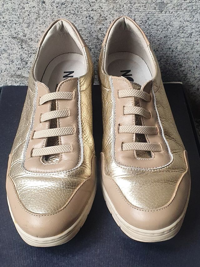 Zapatos con cordones elásticos