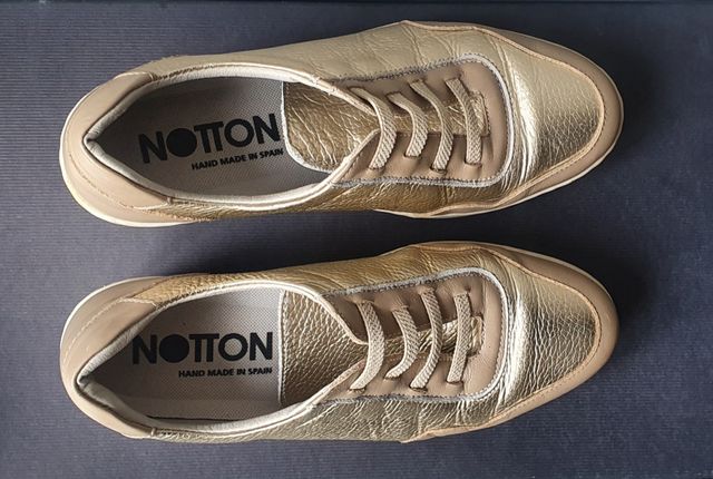 Zapatos con cordones elásticos