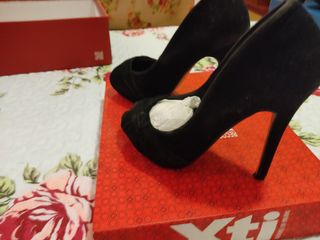 Zapatos cerrados con cuña de ante