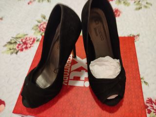 Zapatos cerrados con cuña de ante