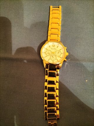 Vendo reloj color de oro,nueva, marca no