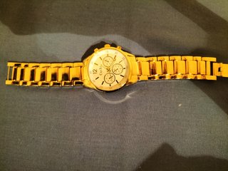 Vendo reloj color de oro,nueva, marca no