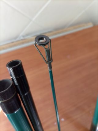 Tres cañas de pesca surfcasting