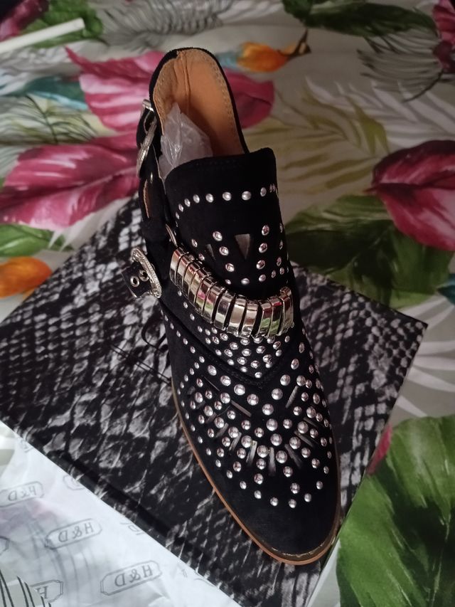 Botines negros con tachuelas
