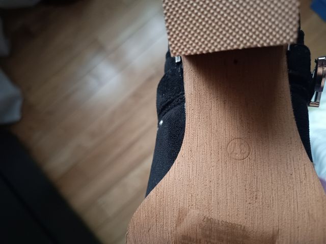 Botines negros con tachuelas