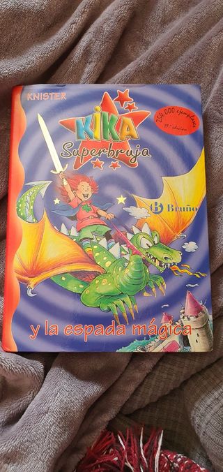 Kika Superbruja y la espada mágica (Spanish Edition)