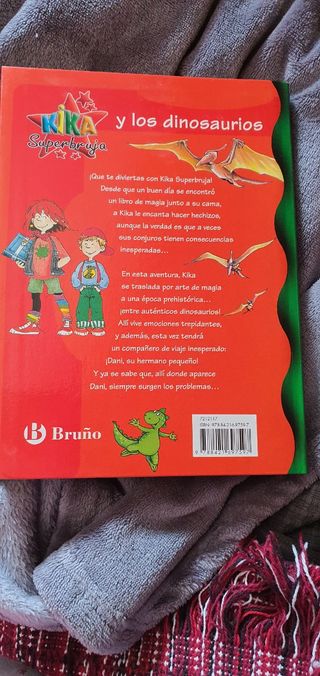 Kika Superbruja y los dinosaurios (Kika Superbruja / Kika Super Witch) (Spanish Edition)
