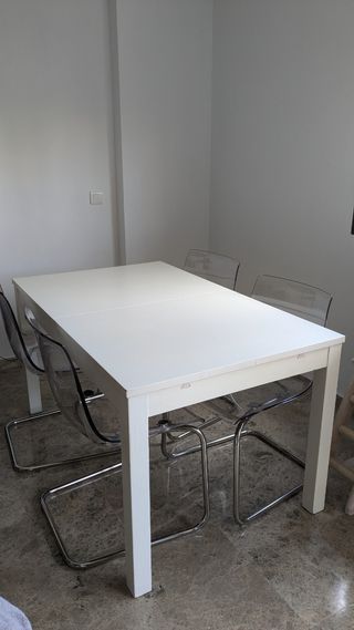 Tavolo e sedie allungabili