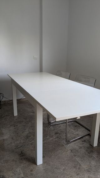 Tavolo e sedie allungabili