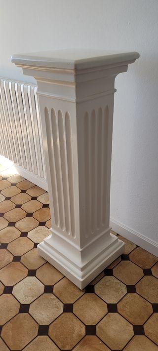 Columna de yeso decorativa