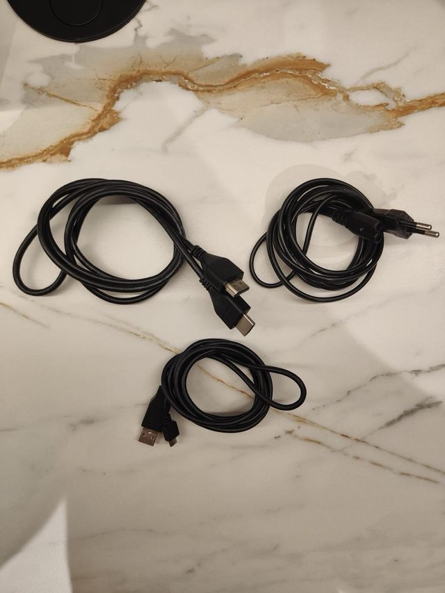 PlayStation slim 4 (1 TB), 2 mandos, fifa 19