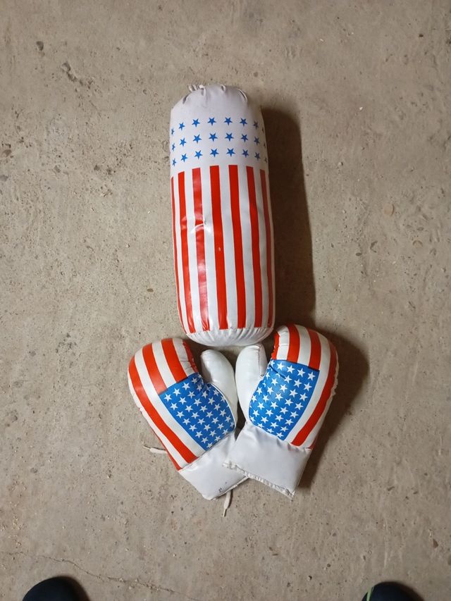 Guantes y saco de boxeo para niños