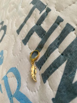 Pendiente dorado de pluma