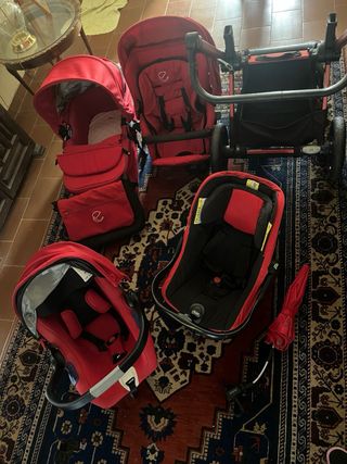 Carrito de bebé con múltiples accesorios. 