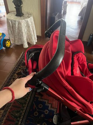 Carrito de bebé con múltiples accesorios. 