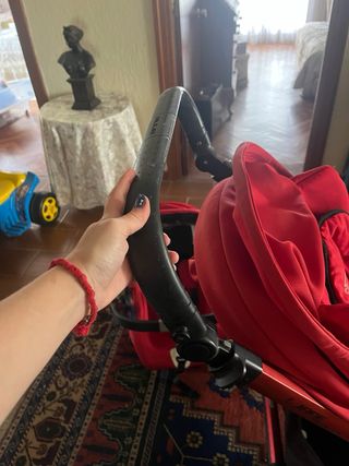 Carrito de bebé con múltiples accesorios. 