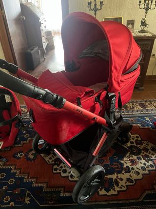 Carrito de bebé con múltiples accesorios. 