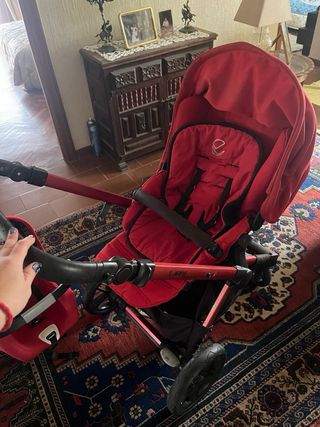 Carrito de bebé con múltiples accesorios. 