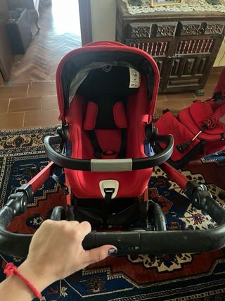 Carrito de bebé con múltiples accesorios. 