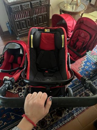 Carrito de bebé con múltiples accesorios. 