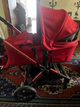 Carrito de bebé con múltiples accesorios. 
