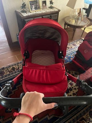 Carrito de bebé con múltiples accesorios. 