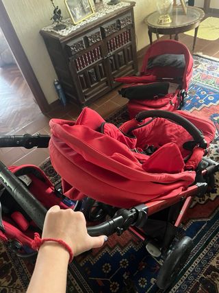 Carrito de bebé con múltiples accesorios. 