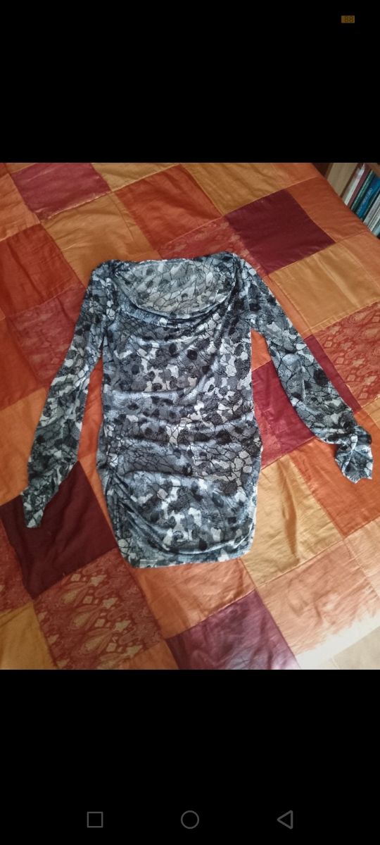 Maglia lunga, arricciata alle estremità