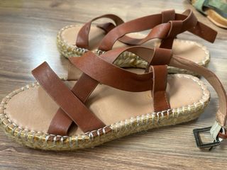 Sandalias de esparto con hebilla ajustable