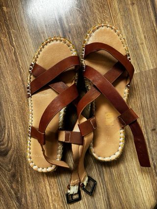 Sandalias de esparto con hebilla ajustable