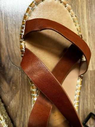 Sandalias de esparto con hebilla ajustable