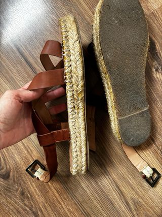 Sandalias de esparto con hebilla ajustable