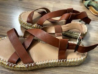 Sandalias de esparto con hebilla ajustable