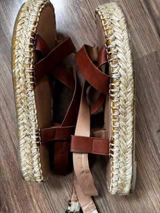 Sandalias de esparto con hebilla ajustable