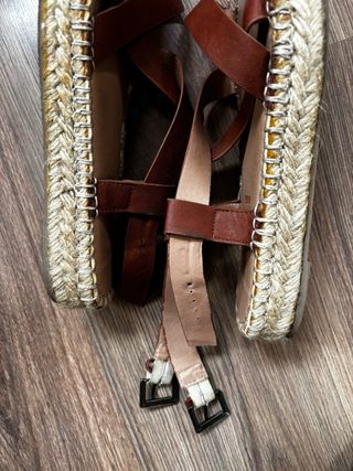 Sandalias de esparto con hebilla ajustable