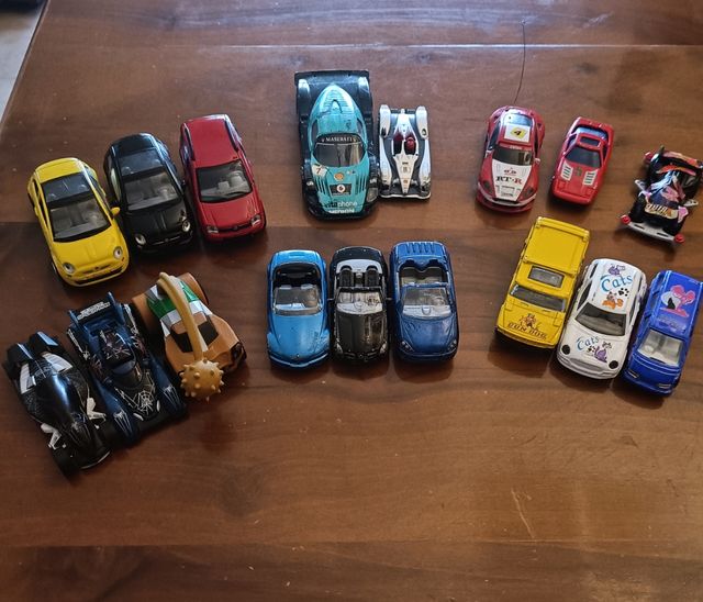 Modellini di collezioni diverse (ascolto offerte)