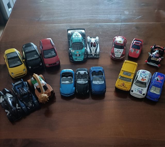 Modellini di collezioni diverse (ascolto offerte)