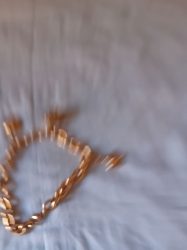 Pulsera dorada no se si tiene chapado