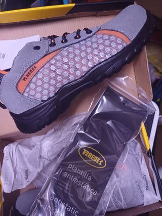 Zapatos de seguridad nuevos