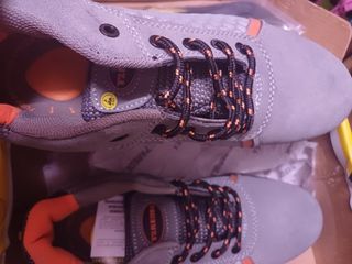 Zapatos de seguridad nuevos