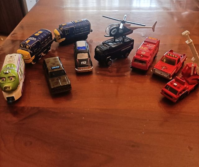 Modellini auto e treni diversi (ascolto offerte)